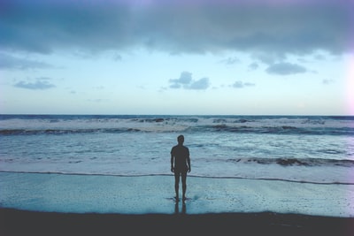 剪影摄影的男人站在海滨
